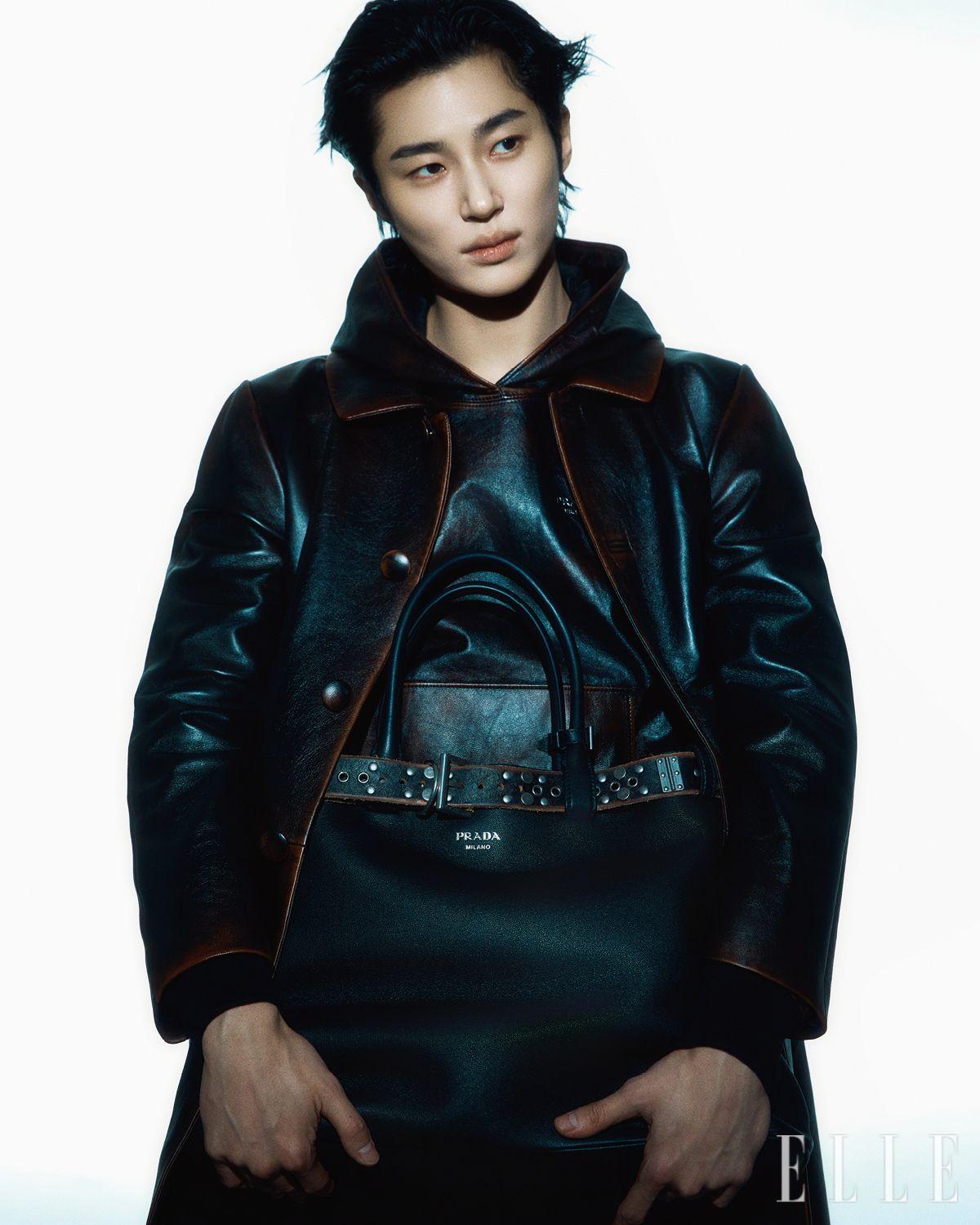 나파 레더 코트와 후디드 톱, 울 팬츠, 스터드 장식의 벨트를 단 레더 버클백은 모두 Prada.