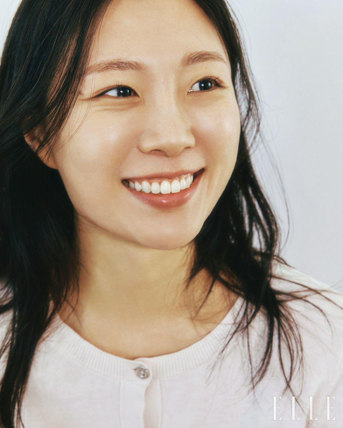 30대 여성, 윤. 이 집의 청소 반장이다.