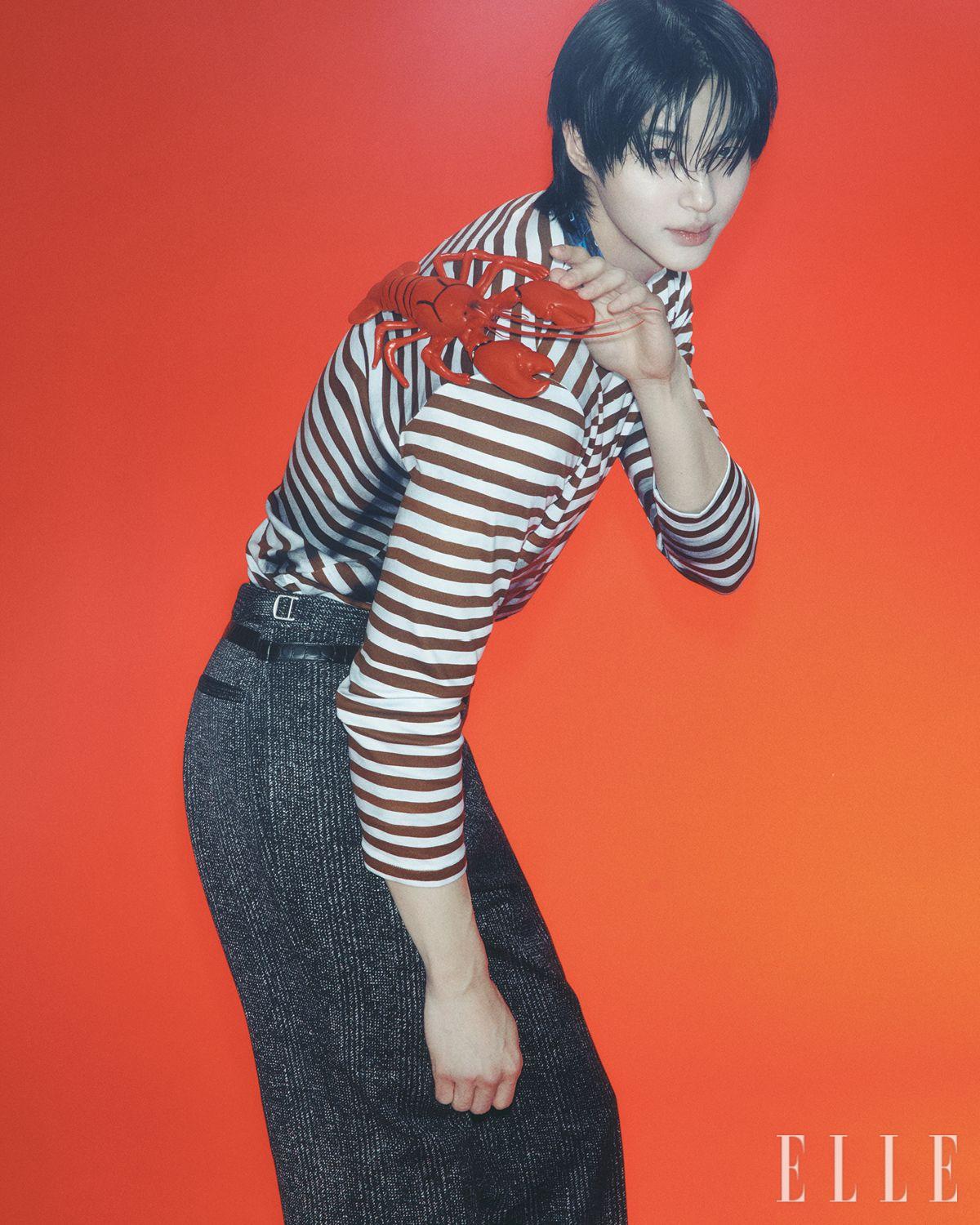 스트라이프 코튼 터틀넥 스웨터와 벨트, 트위드 패턴을 프린트한 팬츠는 모두 Prada.