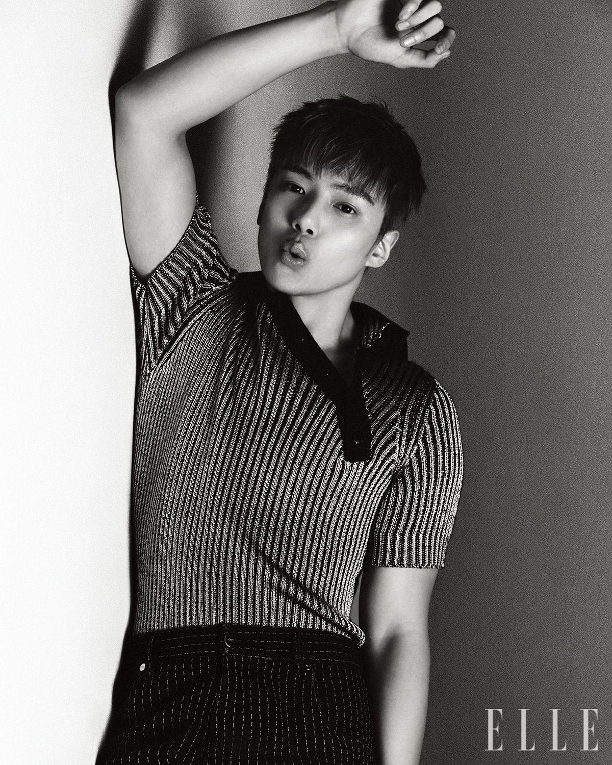 언밸런스 니트 톱과 팬츠는 모두 Fendi.