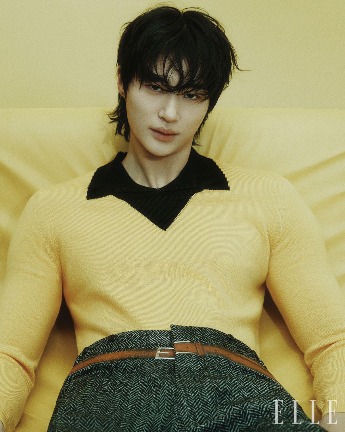 칼라 디테일의 배색 울 스웨터와 벨트, 셰브론 패턴을 프린트한 팬츠는 모두 Prada.