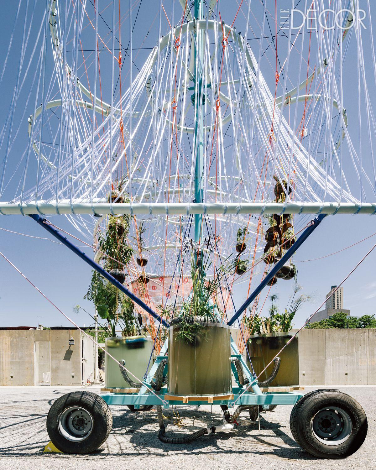 MoMA PS1에서 선보인 ‘코스모’. 투명한 호스로 연결된 이 파빌리온은 미세 조류와 식물을 이용한 수질 여과 시스템으로 이뤄진 이동식 정수 장치다.