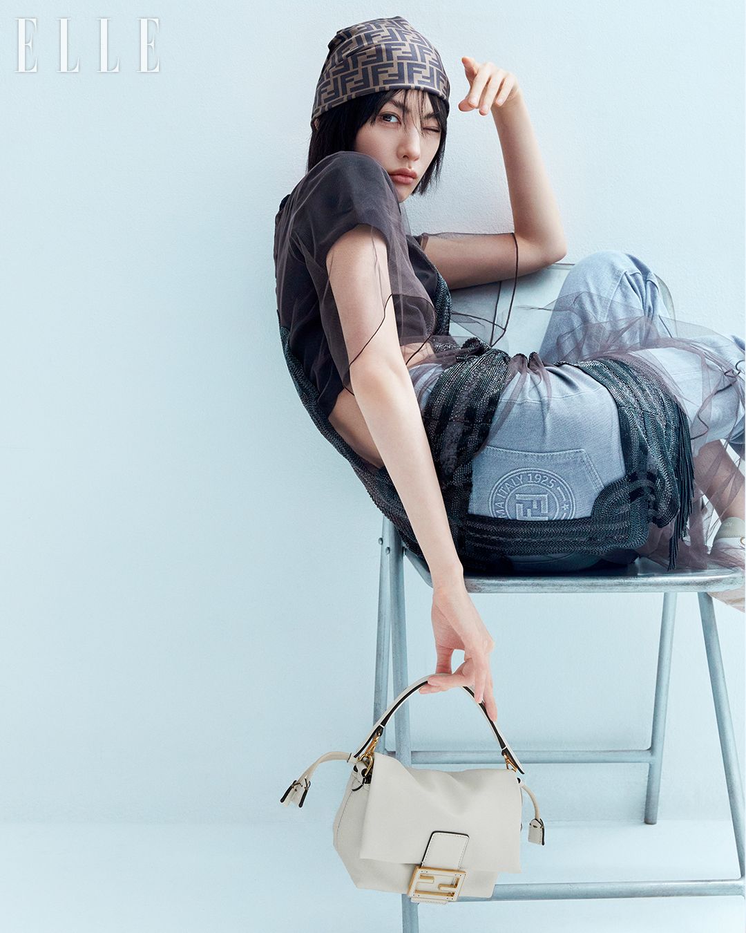 아이코닉한 디자인의 스몰 크림 컬러 펜디 맘마 백, 핸드 자수로 완성된 비즈와 버글 장식의 스트레이트 실루엣 롱 드레스, 로고 티셔츠, 스트레이트 컷 데님 팬츠, 타임리스 FF 프린트의 스퀘어 실크 스카프는 모두 Fendi.