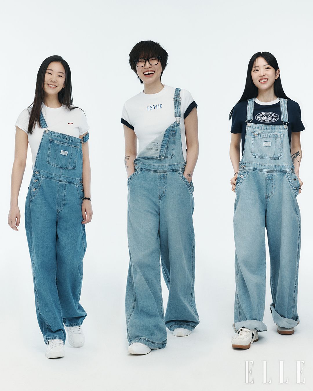 김사월이 입은 빈티지한 워싱이 돋보이는 빈티지 데님 오버롤과 아이코닉한 리바이스 배트윙 로고가 새겨진 퍼펙트 티셔츠는 모두 Levi's. 김겨울이 입은 오버사이즈 배기 컷과 넓은 스트레이트 레그 핏으로 디자인 된 XL 오버롤과 레터링이 돋보이는 그래픽 에센셜 스포티 티셔츠는 모두 Levi's. 천선란이 입은 오버사이즈 배기 컷과 넓은 스트레이트 레그 핏으로 디자인 된 XL 오버롤과 크롭한 길이감과 컬러 배색이 포인트인 그래픽 에센셜 스포티 티셔츠는 모두 Levi's.