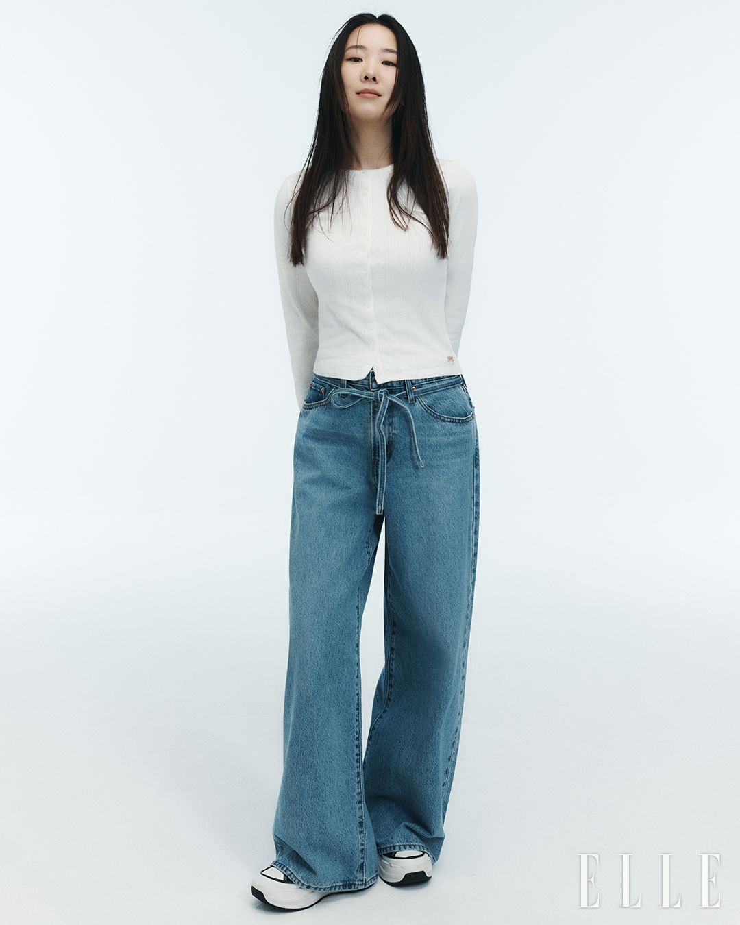 포인텔 패턴이 들어가 섬세하면서도 페미닌한 무드가 느껴지는 드라이 굿즈 포인텔 롱 슬리브 티셔츠와 배기컷에 더욱 넓은 스트레이트 핏이 더해진 XL 스트레이트 진은 모두 Levi's.