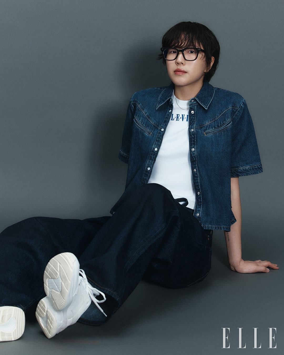 릴렉스한 핏과 웨스턴 스타일의 스티치가 더해진 리노아 캠프 셔츠와 레터링이 돋보이는 그래픽 에센셜 스포티 티셔츠, 배기컷에 더욱 넓은 스트레이트 핏이 더해진 XL 스트레이트 진은 모두 Levi's.