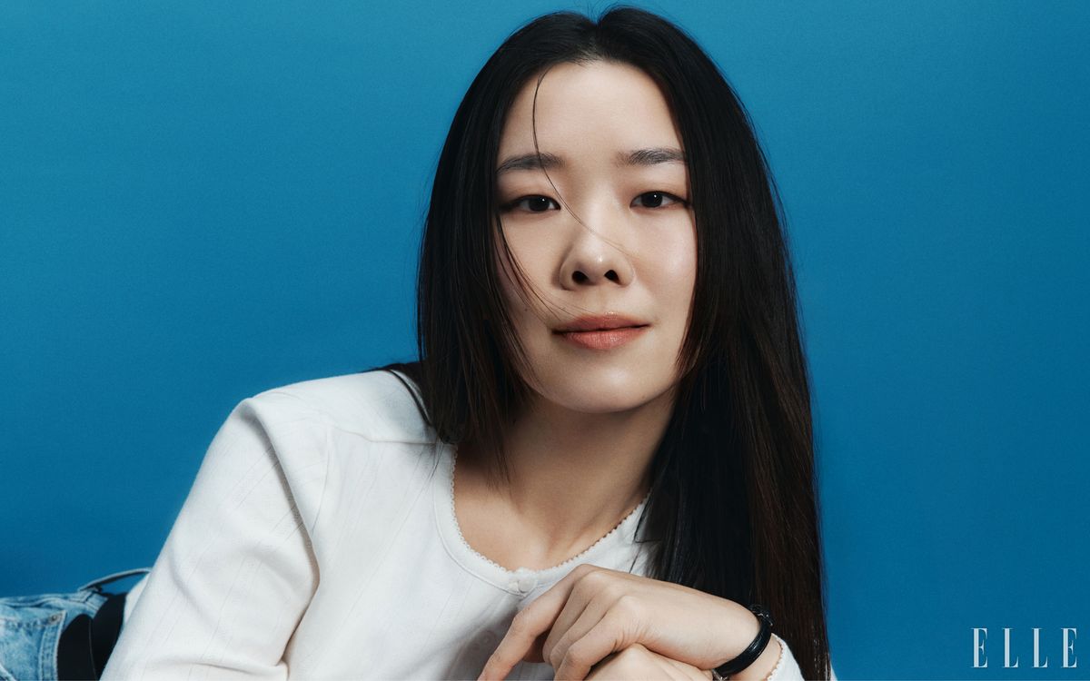 포인텔 패턴이 들어가 섬세하면서도 페미닌한 무드가 느껴지는 드라이 굿즈 포인텔 롱 슬리브 티셔츠와 배기컷에 더욱 넓은 스트레이트 핏이 더해진 XL 스트레이트 진은 모두 Levi's.