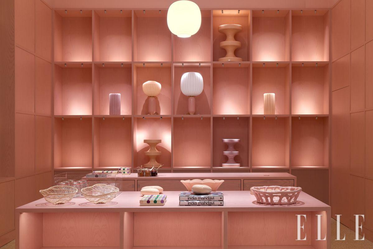 핑크색으로 물든 선물가게. ©India Mahdavi, Paris / Erik Langdalen Arkitektkontor, Oslo / Valérie Sadoun / PoMo, Trondheim 2025.