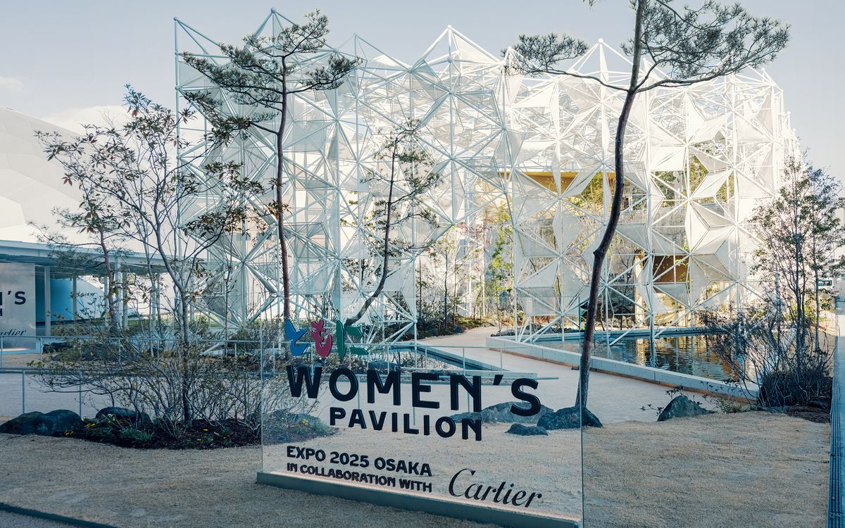 까르띠에가 우먼스 파빌리온을 선보이는 것은 이로써 두 번째다. 소나무를 비롯해 파빌리온을 장식한 식물은 모두 오사카 인근에서 가져온 것으로, 엑스포가 끝나면 원래의 자리로 돌아가 순환의 가치를 잇는다.