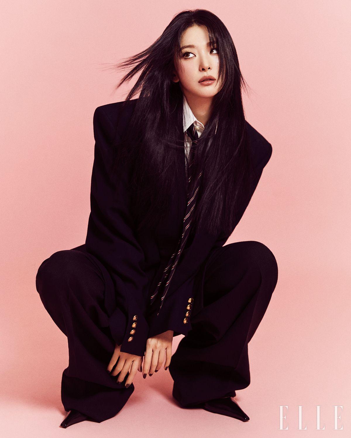 슬기가 입은 오버핏 수트와 셔츠, 타이, 슈즈는 모두 Saint Laurent by Anthony Vaccarello. 