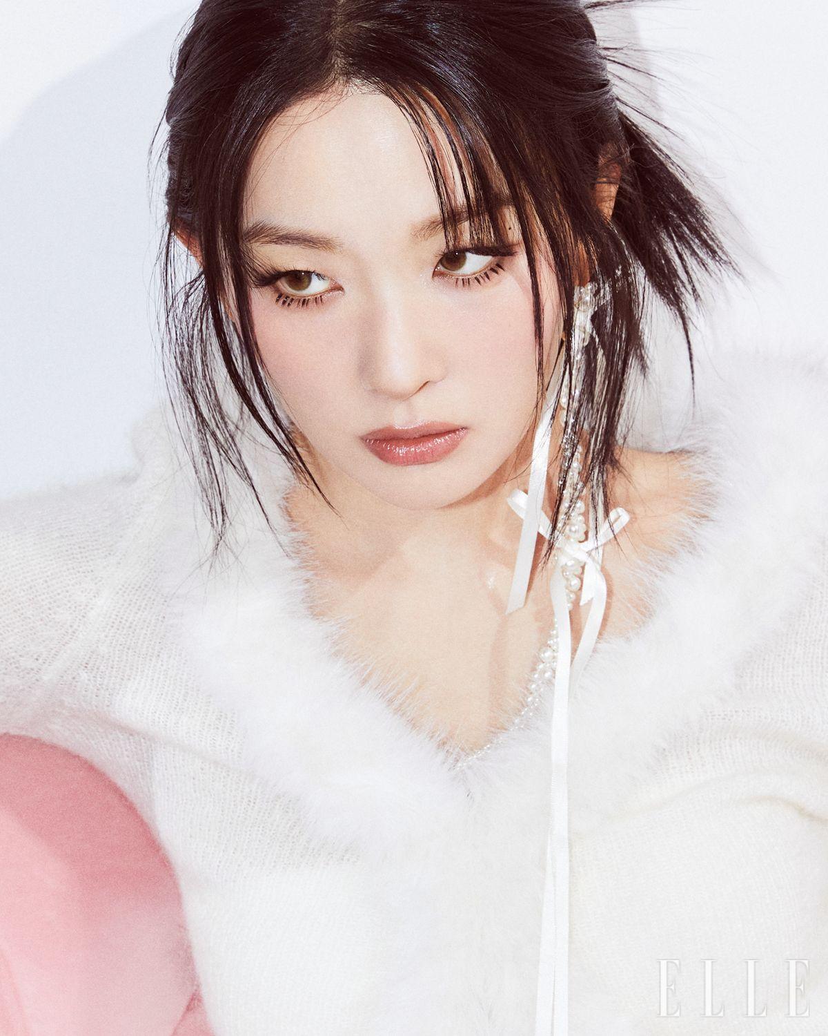 슬기가 입은 모헤어 카디건은 Moonmoi. 이어링은 Sandy Liang. 