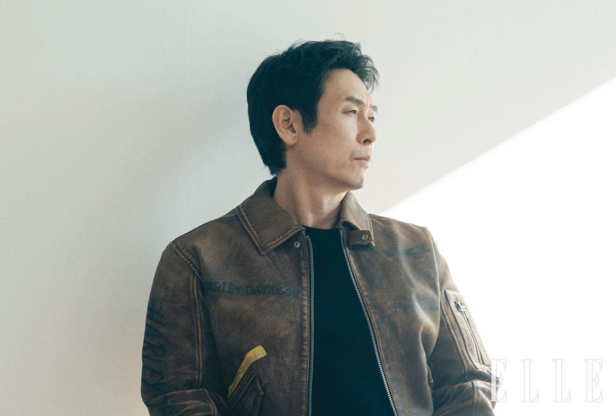 브라운 레더 재킷은 Harley Davidson. 이너 웨어 티셔츠는 Calvin Klein. 