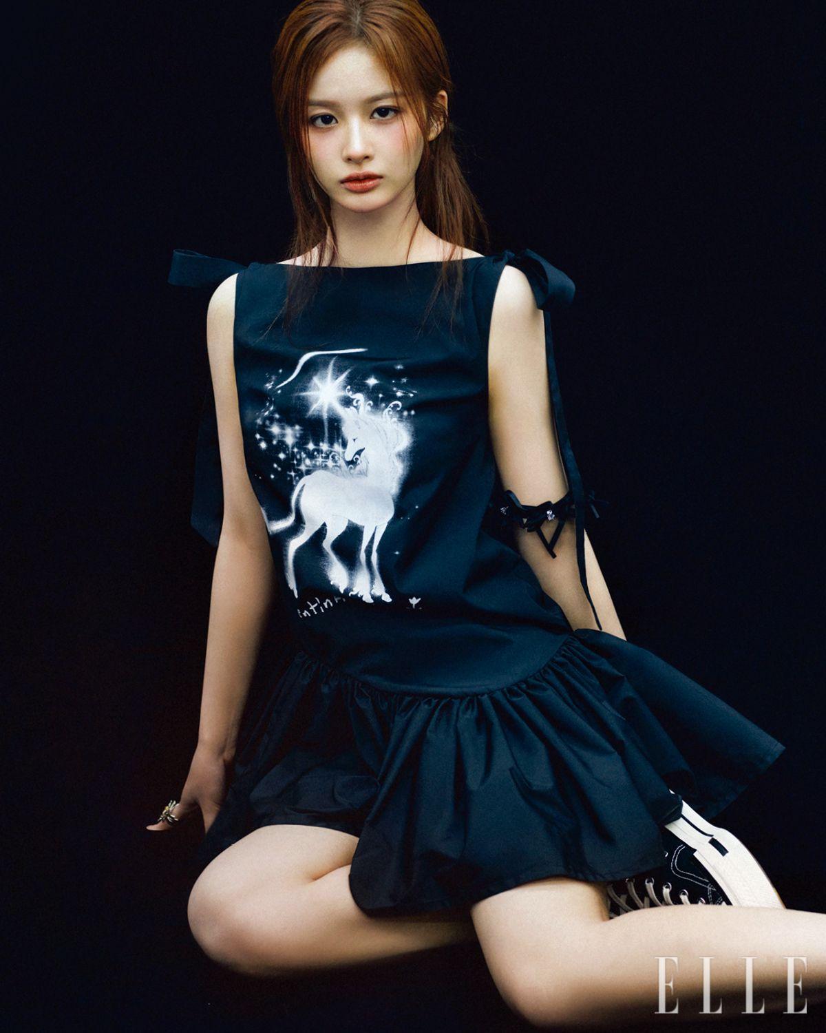 설윤이 입은 슬리브리스 드레스는 Florentina Leitner by Adekuver. 스니커즈는 Converse. 팔에 뱅글처럼 연출한 네크리스는 Uselessobject.
