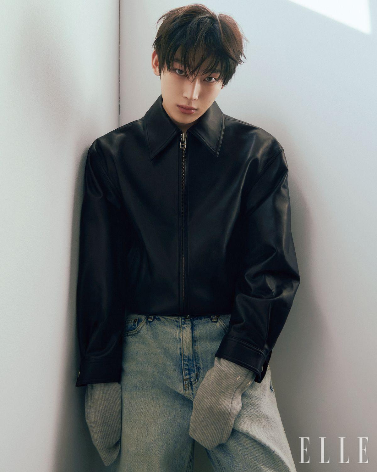 선우가 입은 가죽 재킷은 Tonywack. 데님 팬츠는 Seo. 그레이 롱 슬리브 톱은 스타일리스트 소장품.