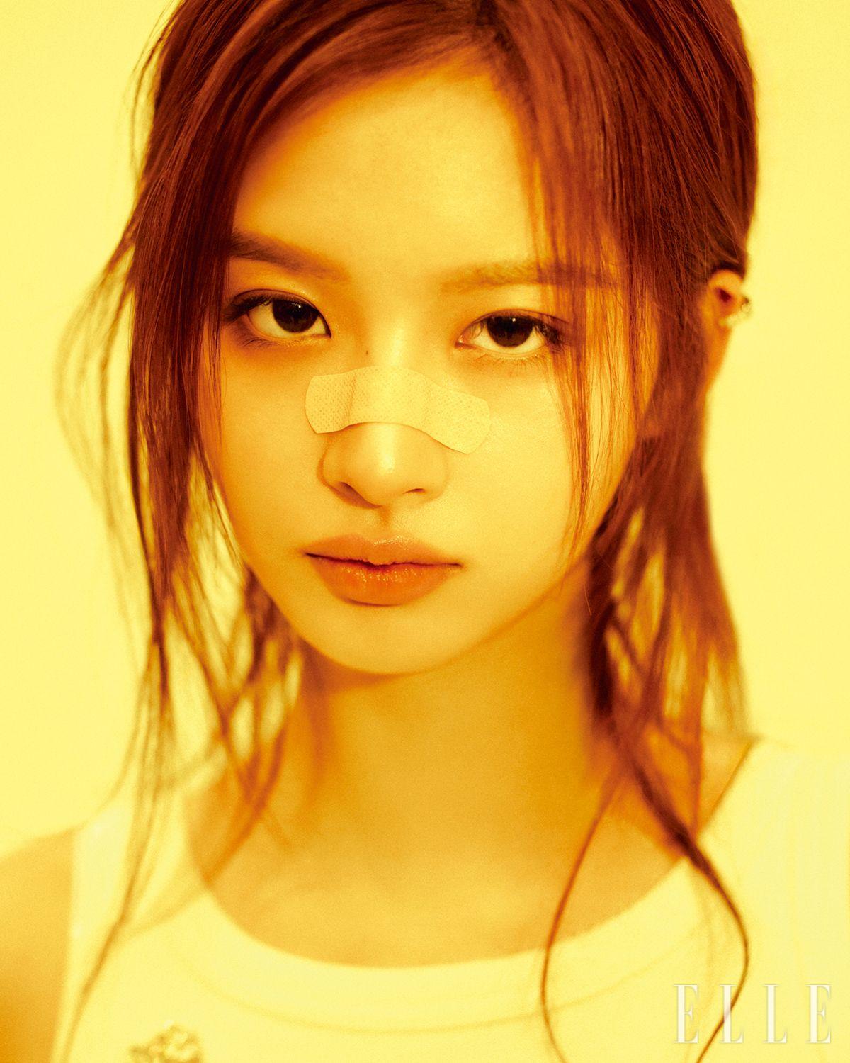 설윤이 입은 슬리브리스 톱은 Mark Gong.