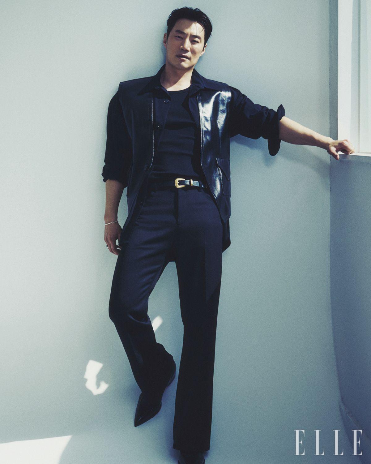 레더 베스트는 Eenk. 셔츠는 Giorgio Armani. 실버 스퀘어 링은 Maison Margiela. 블랙 펜던트 링은 Tom Wood. 팬츠와 블랙 슬리브리스, 벨트, 실버 브레이 슬릿, 실버 링은 모두 스타일리스트 소장품. 