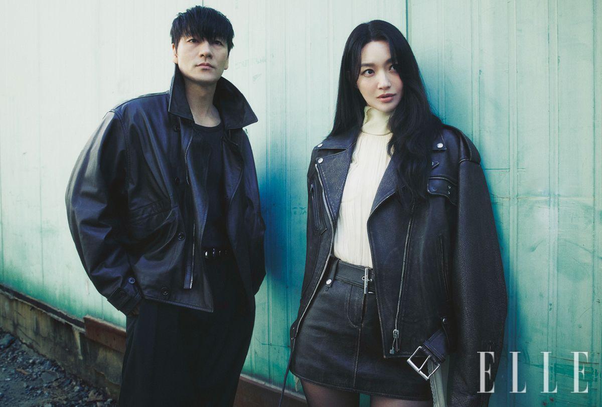 박해수가 입은 재킷과 티셔츠, 팬츠는 모두 Lemaire. 벨트는 Khaite. 신민아가 입은 레더 재킷과 블라우스, 스커트는 모두 McQueen. 