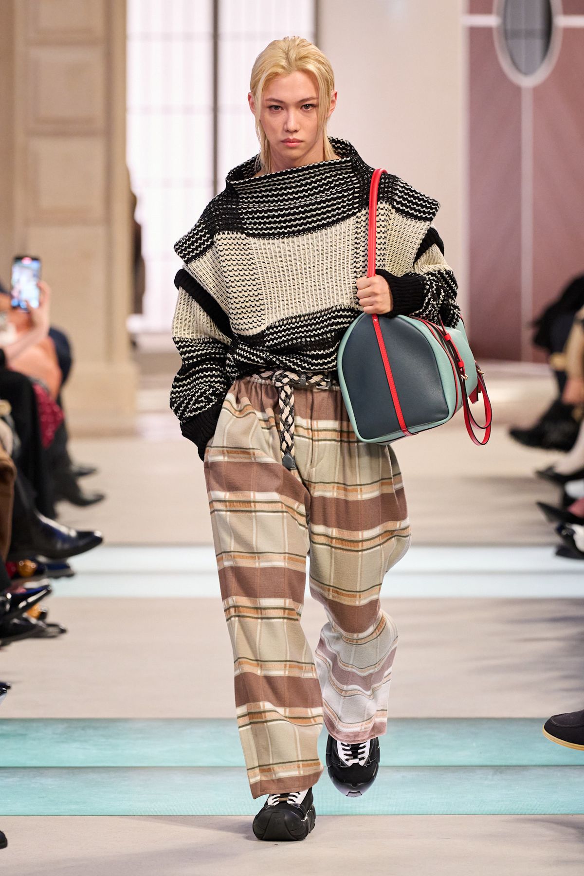 루이 비통 2025 F/W 컬렉션 런웨이에 등장한 스트레이 키즈 필릭스.