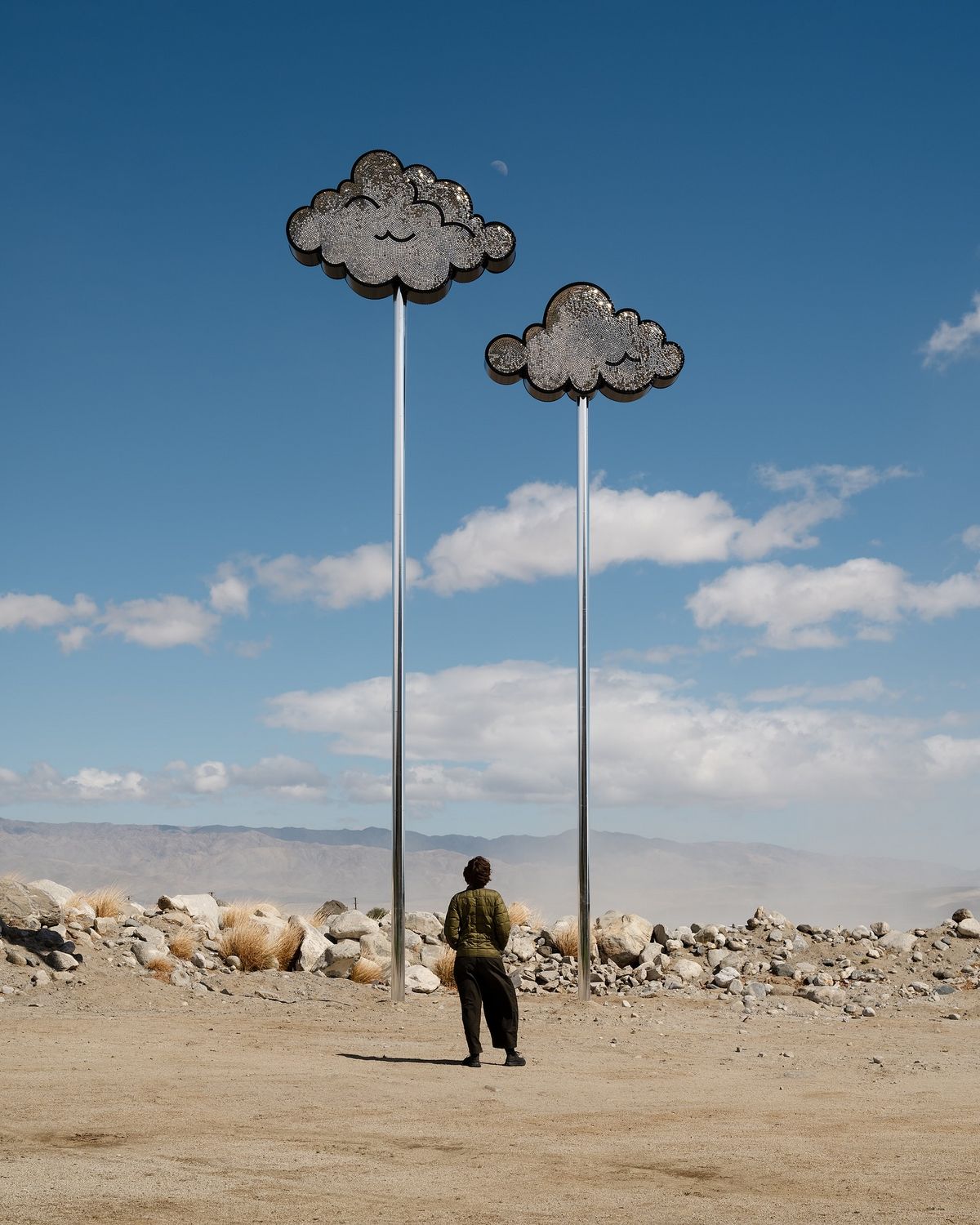 샌포드 비거스(Sanford Biggers)의 설치 작품 ″Unsui (거울)″는 높이가 9미터가 넘으며, 스팽글로 뒤덮인 구름이 햇빛과 바람에 따라 움직입니다.