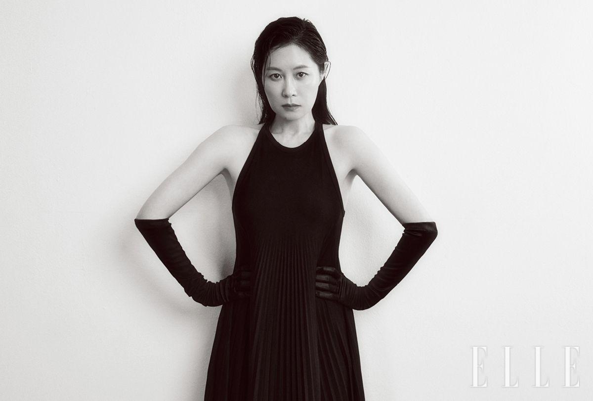 플리츠 드레스는 Sportmax. 롱 슬리브 장갑은 스타일리스트 소장품.