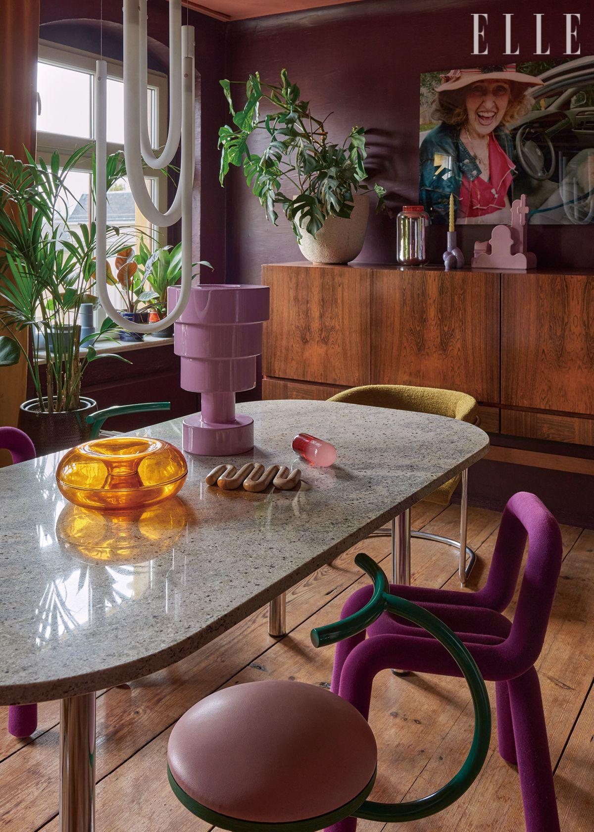 화병 ‘칼리스(Calice)’는 에토레 소트사스 디자인으로 카르텔(Kartell). 의자 ‘랜딩 시트(Landing Seat)’는 운트 스튜디오(Und Studio), 의자 ‘볼드(Bold)’는 무스타슈(Moustache). 유리 진열장 위의 작품 ‘Ida and Her Dog’는 필리프 카미니아크(Phillip Kaminiak).