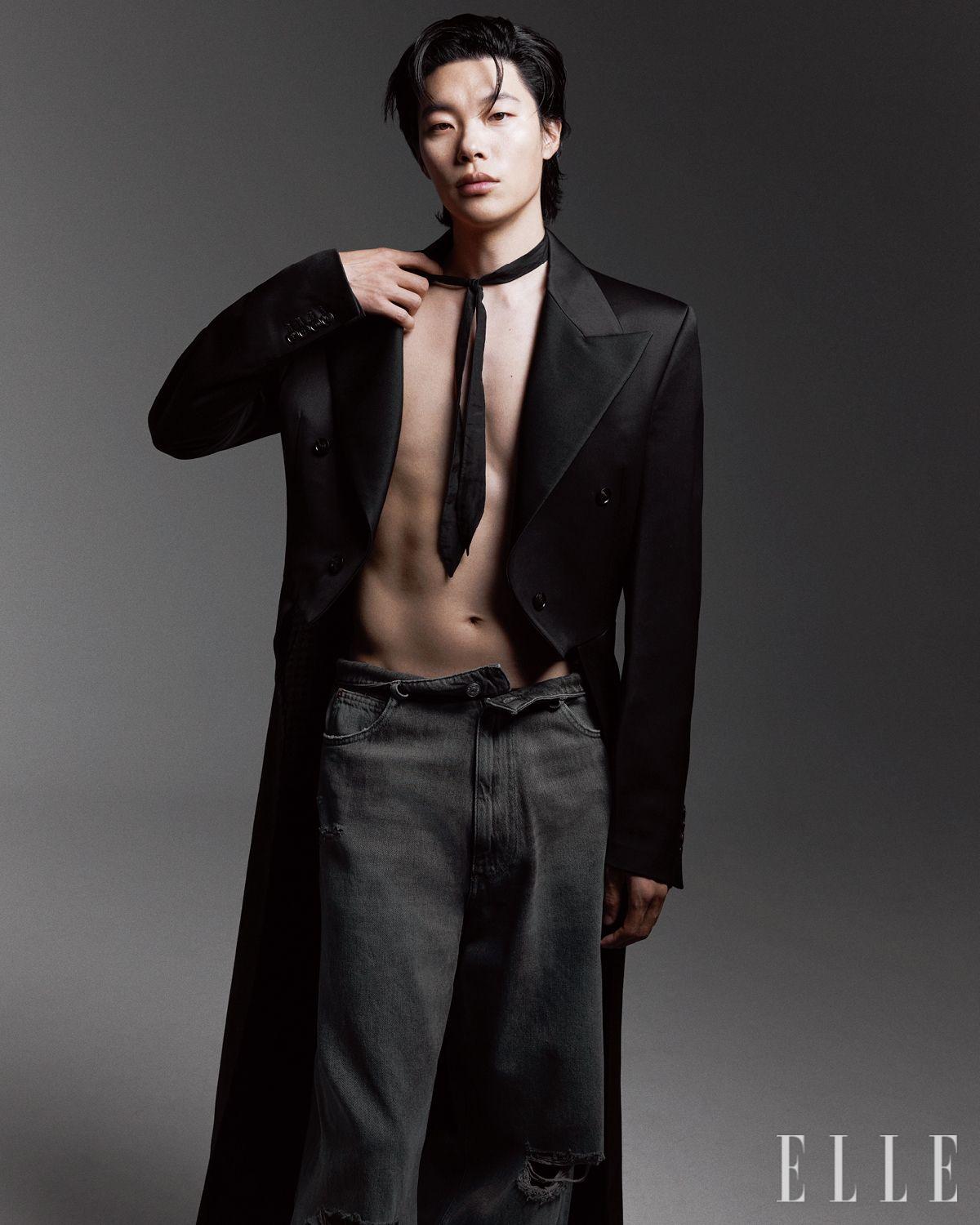 재킷은 Amiri. 데님 팬츠는 Maison Margiela by Tomgreyhound. 스카프는 Adecuver.