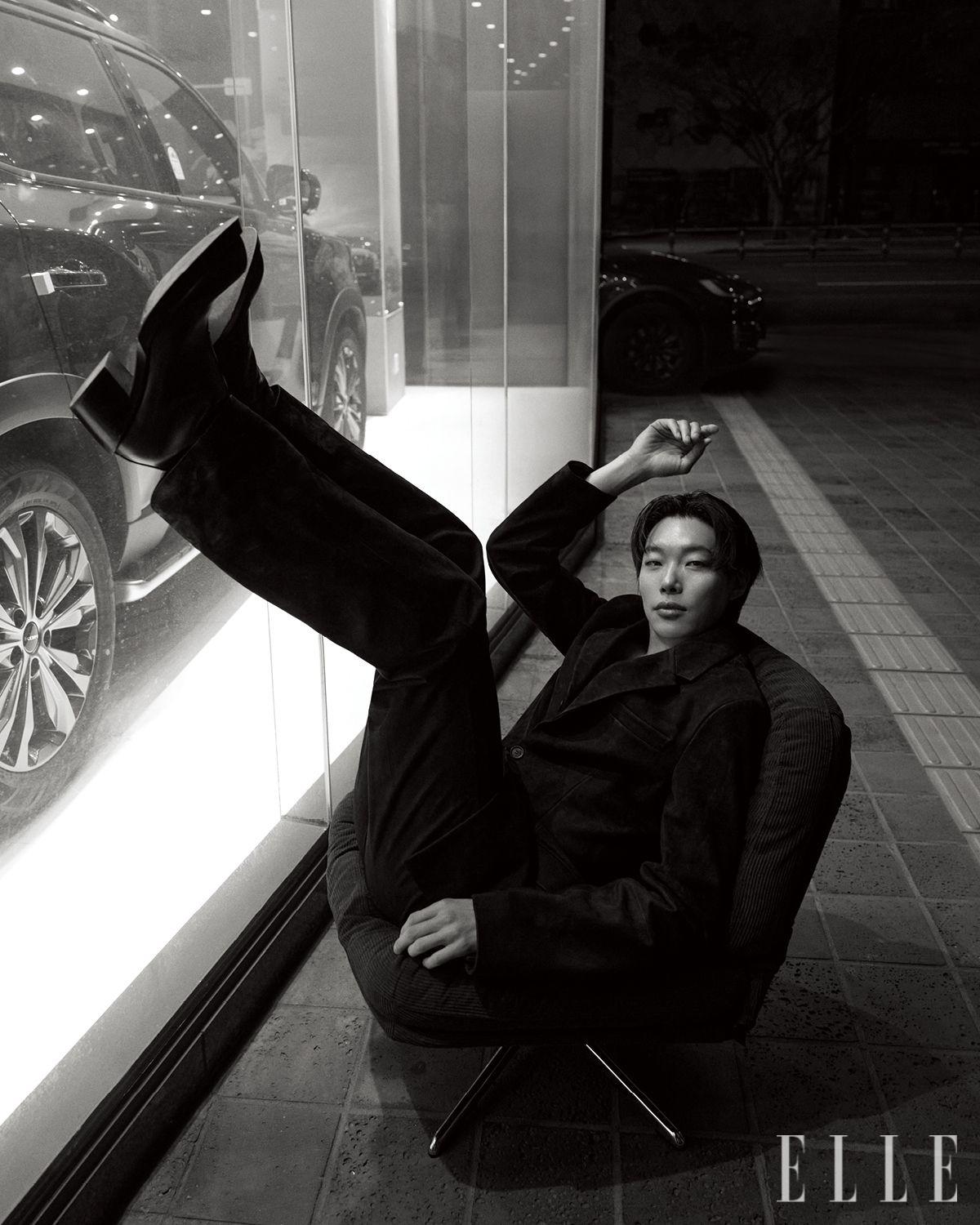 블랙 스웨이드 재킷과 팬츠는 모두 Ferragamo. 부츠는 Alexander McQueen. 
