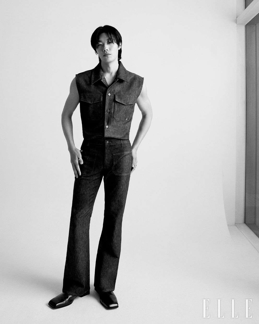 데님 베스트 재킷과 팬츠는 모두 Courrèges by 10 Corso Como Seoul. 링은 Maison Margiela. 부츠는 Bottega Veneta. 