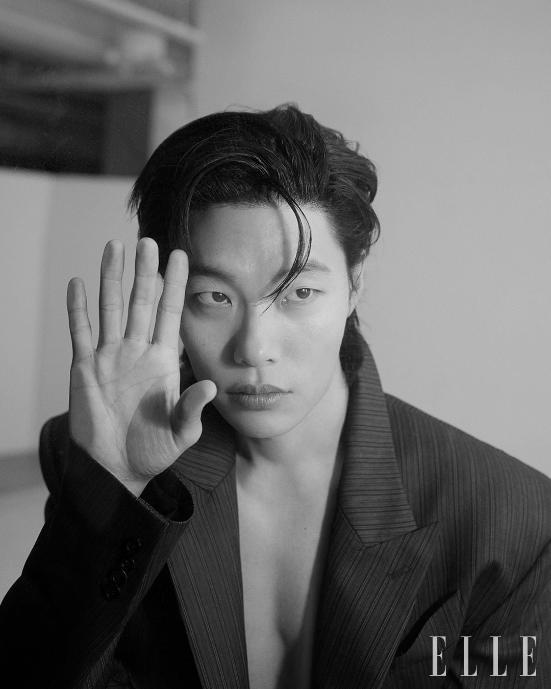 그레이 스트라이프 재킷은 Mugler by 10 Corso Como Seoul. 