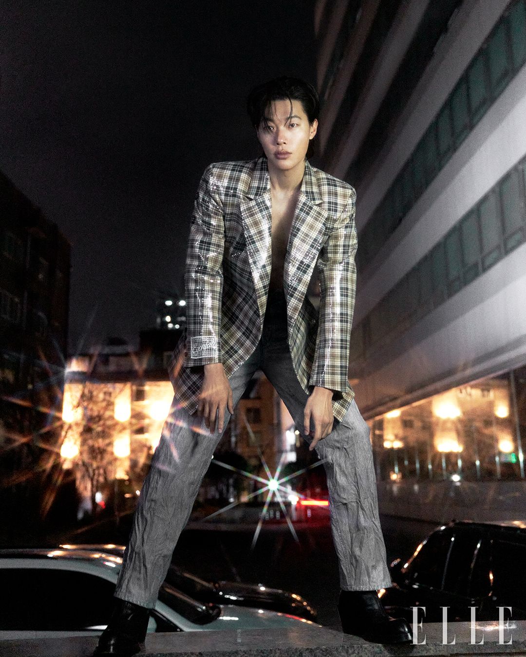 베이지 체크 스팽글 재킷은 Egonlab by 10 Corso Como Seoul. 데님 팬츠는 Bottega Veneta. 블랙 부츠는 Alexander McQueen.