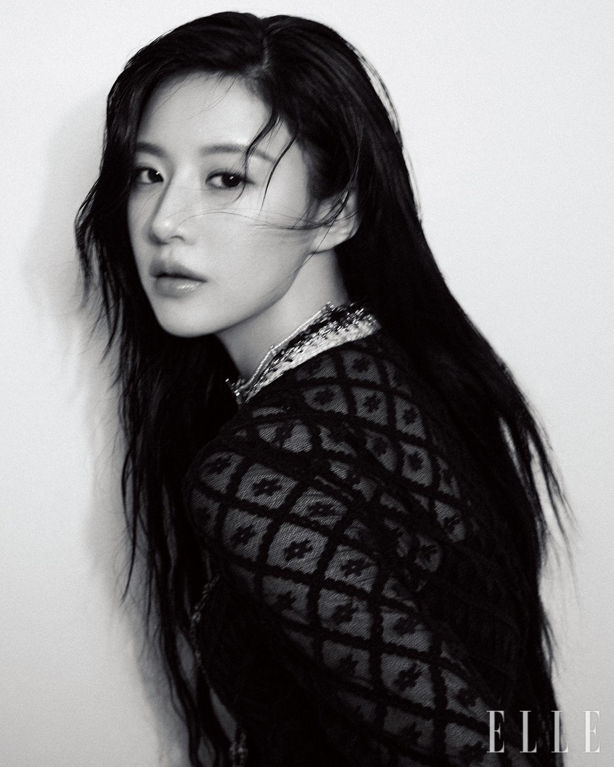  고윤정이 입은 레이스 디테일이 돋보이는 재킷과 진주 네크리스는 모두 Chanel.