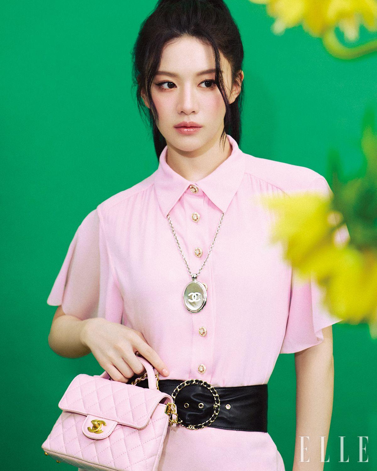  고윤정이 입은 핑크 실크 드레스와 와이드 벨트, 로고 네크리스, 메탈릭 카프스킨 스몰 플랩 백은 모두 Chanel.