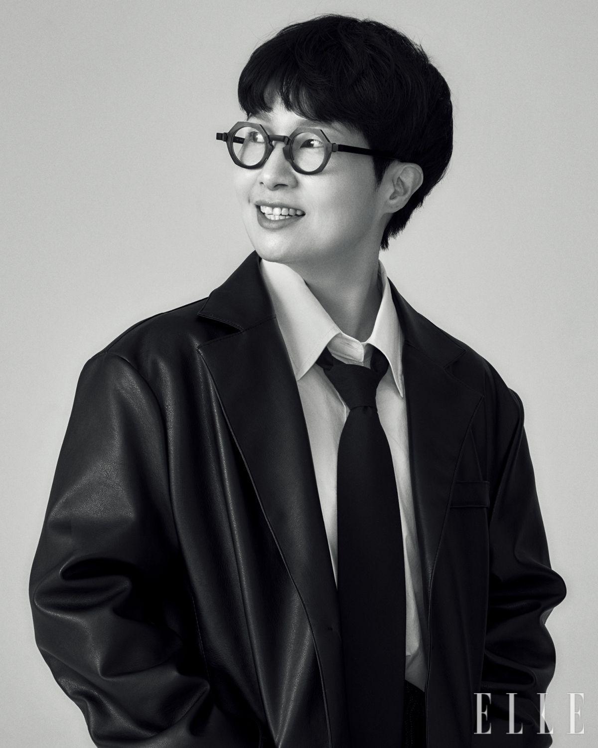 김하나 1976년생. 읽고 쓰고 듣고 말하는 사람. <금빛 종소리> <말하기를 말하기>, <여자 둘이 살고 있습니다>(공저) 등을 썼고, 팟캐스트 <여둘톡: 여자 둘이 토크하고 있습니다>를 진행한다.