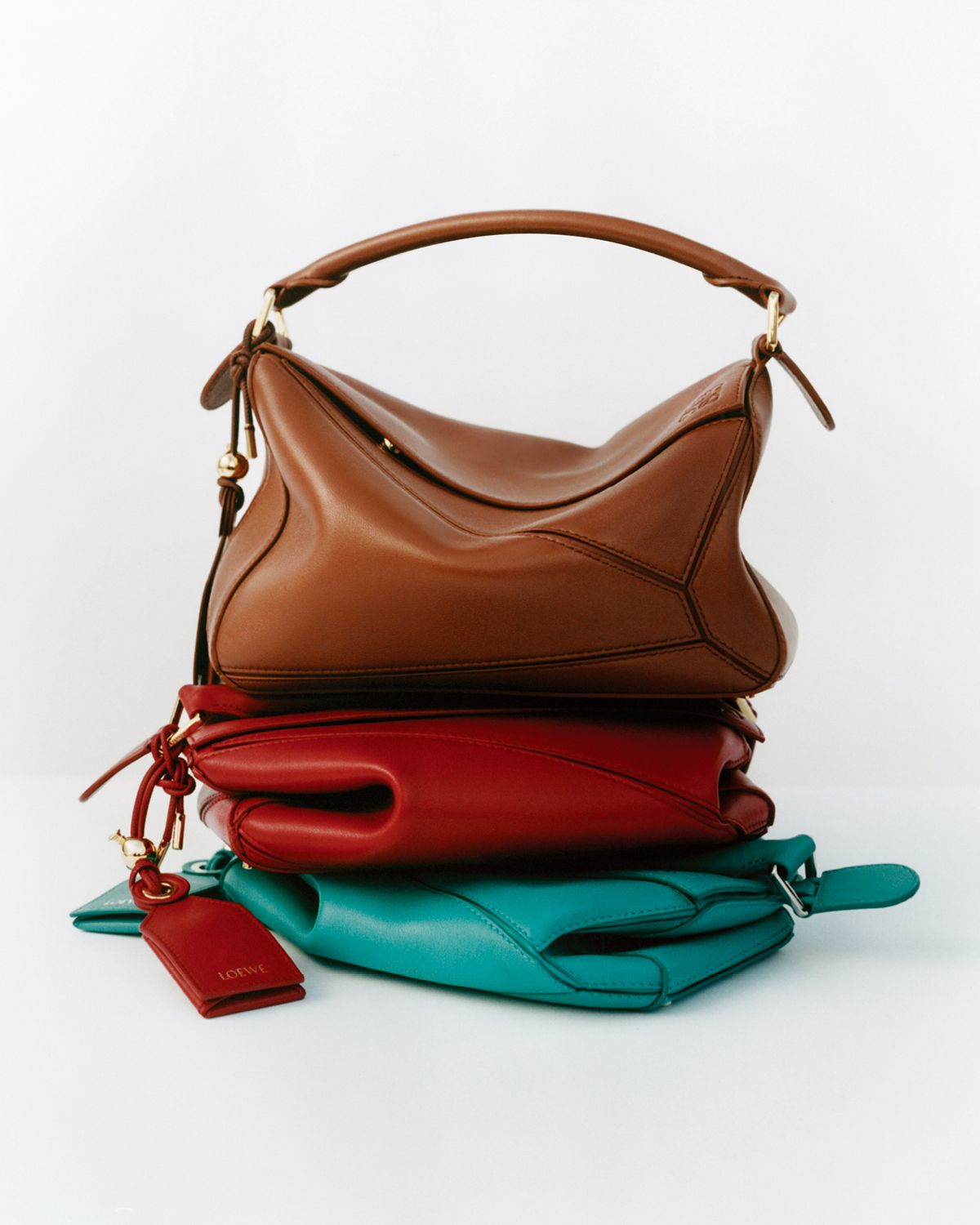 나파 램스킨 가죽으로 만든 스몰 퍼즐 백은 5백만원대, Loewe. 