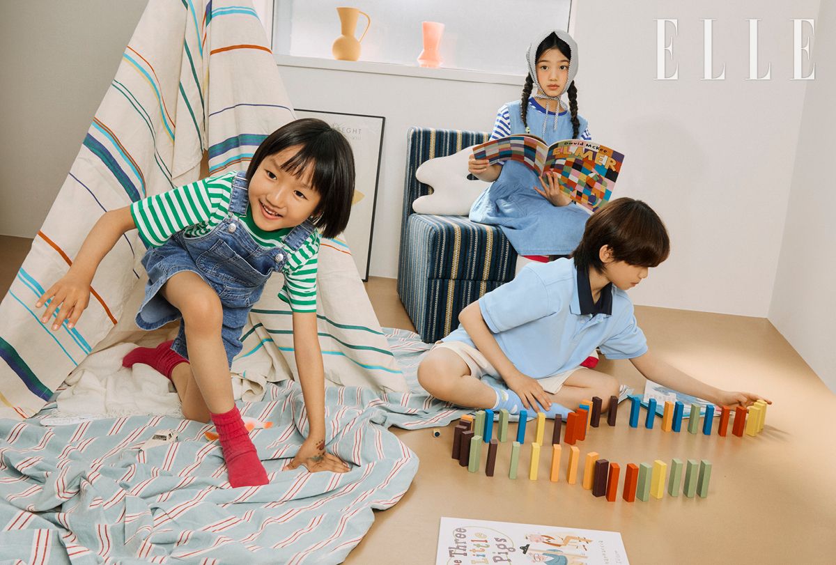 이담이 착용한 스트라이프 티셔츠와 데님 오버롤, 채은이 착용한 스트라이프 티셔츠와 데님 원피스, 시우의 피케 셔츠와 쇼츠, 지우가 착용한 프릴 원피스는 모두 탑텐 키즈.