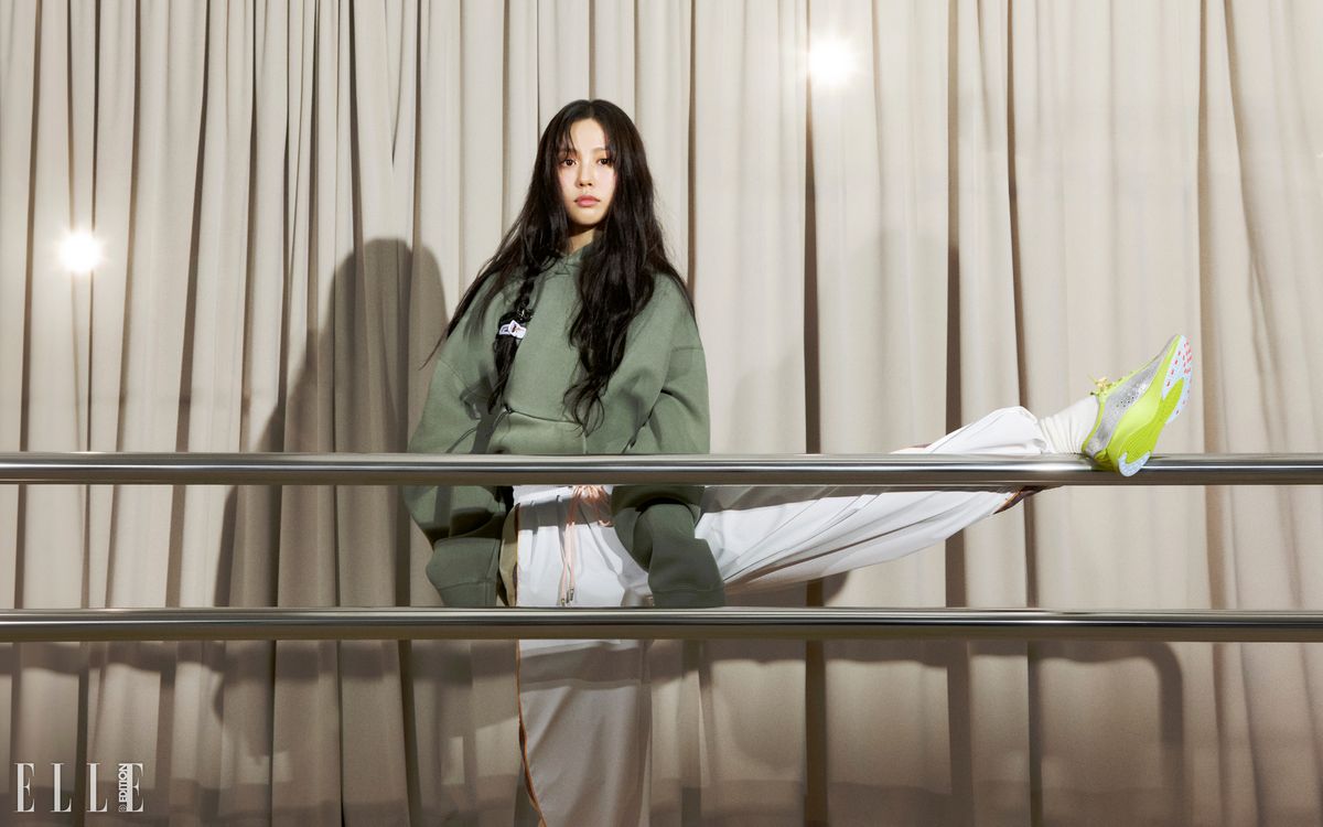 형태와 기능, 움직임과 힘의 조화를 강조하는 미니멀리즘 디자인과 스타일의 본질을 중시하는 ‘에어 슈퍼플라이’ 스니커즈. 라임과 실버 멀티 컬러의 ‘에어 슈퍼플라이’ 스니커즈, 나이키 테크 남성 플리스 후디, 맨즈 나이키 트랙 팬츠는 모두 Nike