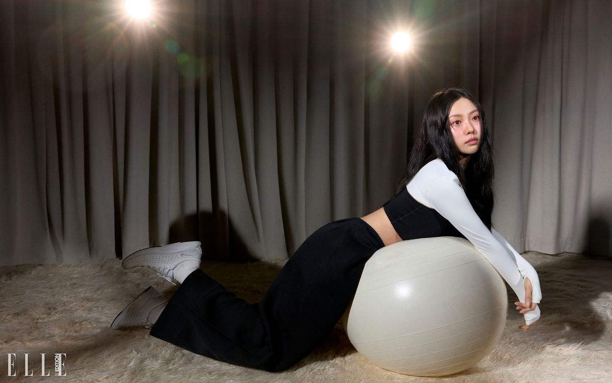 미니멀리즘 디자인의 ‘에어 슈퍼플라이’ 화이트 스니커즈, 비대칭 디자인의 젠비 스포츠 브라와 우먼스 드라이핏 크롭 톱, 미드 라이즈 니트 팬츠는 모두 Nike
