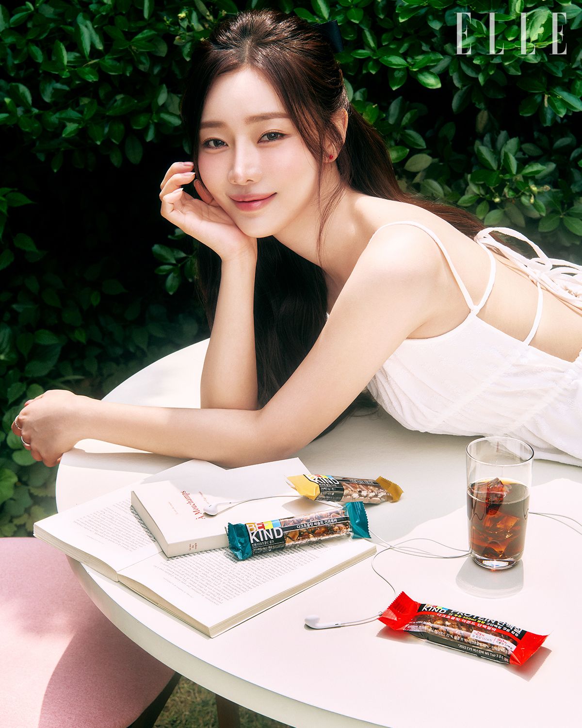 (위부터) 커피에 곁들여 먹기 좋은 카라멜 씨솔트 아몬드바, 다크초콜릿 씨솔트 견과류바, 다크초콜릿 아몬드 단백질바는 모두 BE-KIND.