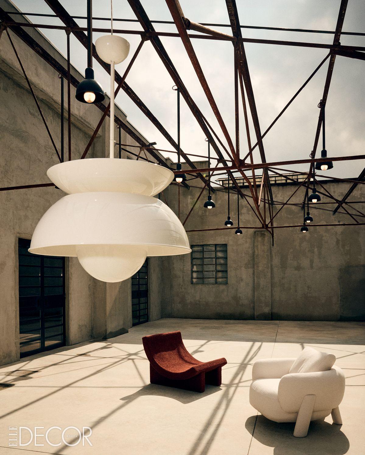 래커 처리한 메탈 화이트 펜던트 램프는 1969년 아르테미데(Artemide)를 위해 디자이너 비코 마지스트레티(Vico Magistretti)가 디자인한 ‘세트라(Cetra)’. 오른쪽의 화이트 컬러 암체어 ‘아남(Anam)’은 페데리코 페리(Federico Peri) 디자인의 사바(Saba) 제품. 왼쪽은 필리프 말루앵(Philippe Malouin)이 고안하고 아체르비스(Acerbis)가 생산한 체어 ‘트렌치 사인(Trench Signed)’.