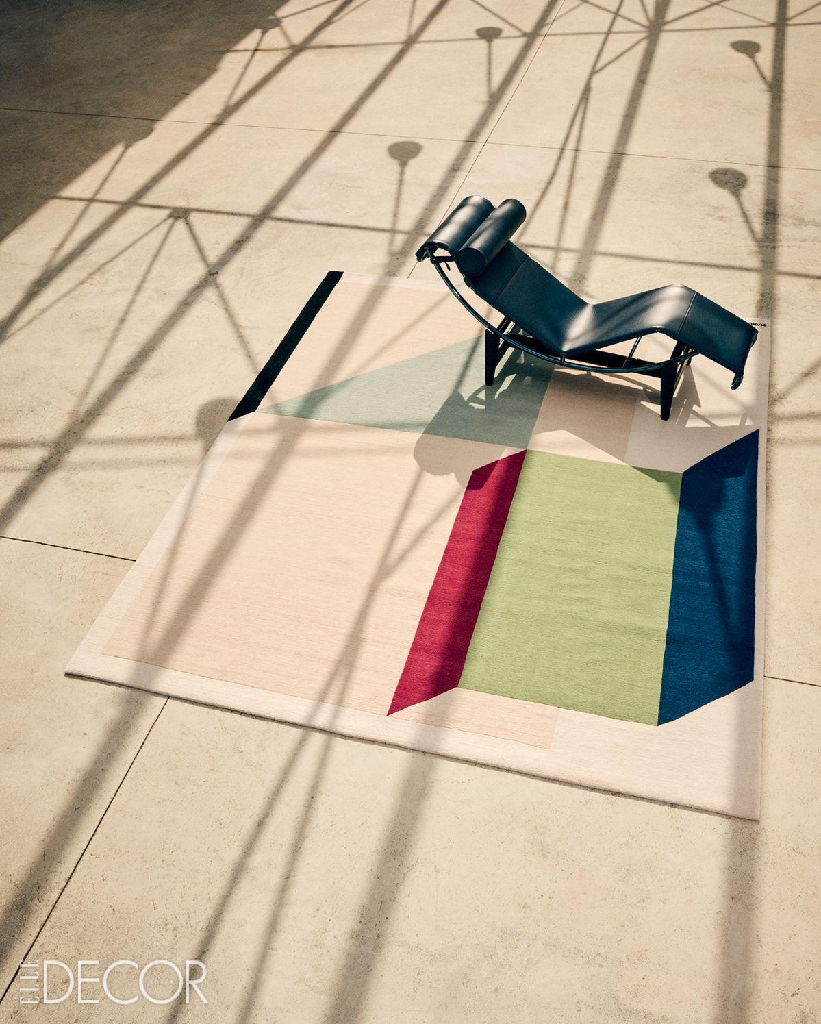 무한 조정이 가능한 라운지체어 ‘4 셰이즈 롱그 아 레글라주 콩티뉘(4 Chaise Longue à Reglage Continu)’는 르 코르뷔지에, 피에르 잔느레, 샤를로트 페리앙의 작품으로 60주년 기념 한정판으로 출시된 컬렉션 ‘이마에스트리(iMaestri)’. 러그는 만리오 로(Manlio Rho)가 아미니(Amini)를 위해 디자인한 ‘콤포시치오네 1993(Composizione 1933)’.