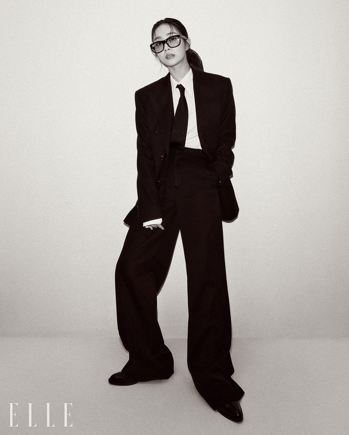 조보아가 입은 블랙 더블 재킷과 팬츠는 모두 Heon Kim. 스퀘어 오벌 선글라스는 Saint Laurent by Anthony Vaccarello. 블랙 로퍼는 Gianvito Rossi. 셔츠와 타이는 모두 스타일리스트 소장품.