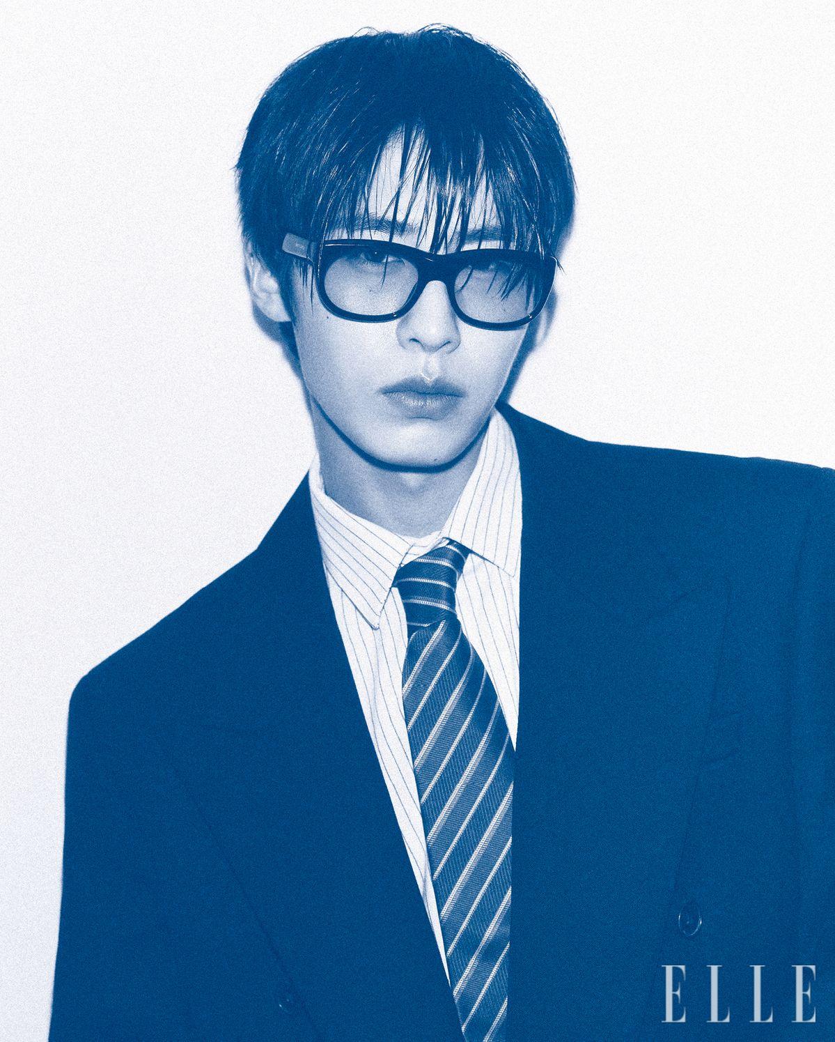 이재욱이 입은 재킷과 스트라이프 셔츠는 Savage. 타이는 Heon Kim. 스퀘어 오벌 선글라스는 Saint Laurent by Anthony Vaccarello.