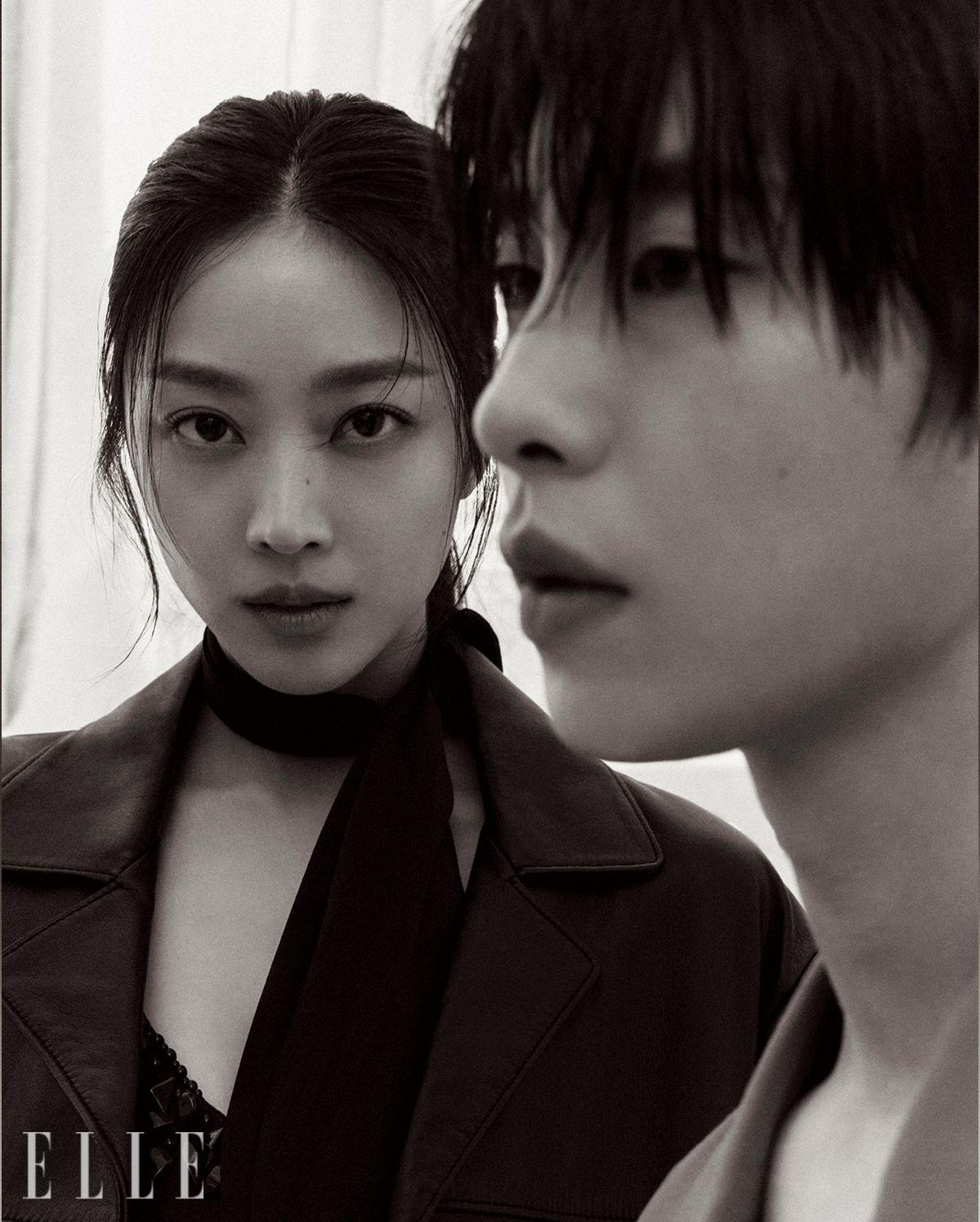 조보아가 입은 블랙 미니드레스와 레더 코트, 스카프는 모두 Celine by Hedi Slimane. 이재욱이 입은 재킷은 Dries Van Noten.