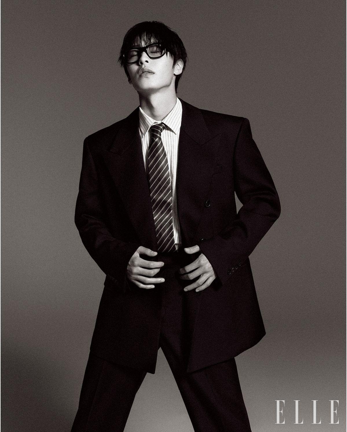 이재욱이 입은 재킷과 스트라이프 셔츠, 팬츠는 모두 Savage. 타이는 Heon Kim. 스퀘어 오벌 선글라스는 Saint Laurent by Anthony Vaccarello.