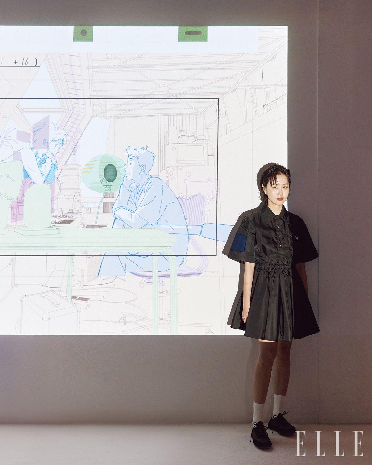 블랙 리나일론 원피스와 슈즈는 모두 Prada.