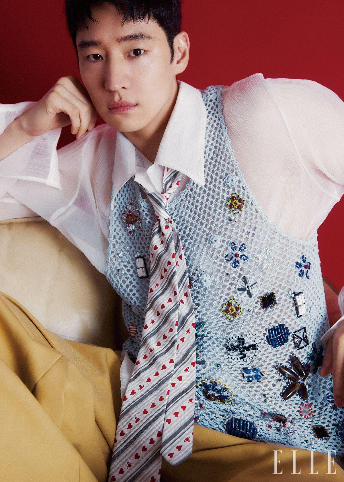 블루 스톤 메시 톱은 Kenzo. 베이지 와이드 팬츠는 Acne Studios. 하트 패턴의 타이는 Vivienne Westwood. 화이트 시스루 셔츠는 스타일리스트 소장품. 