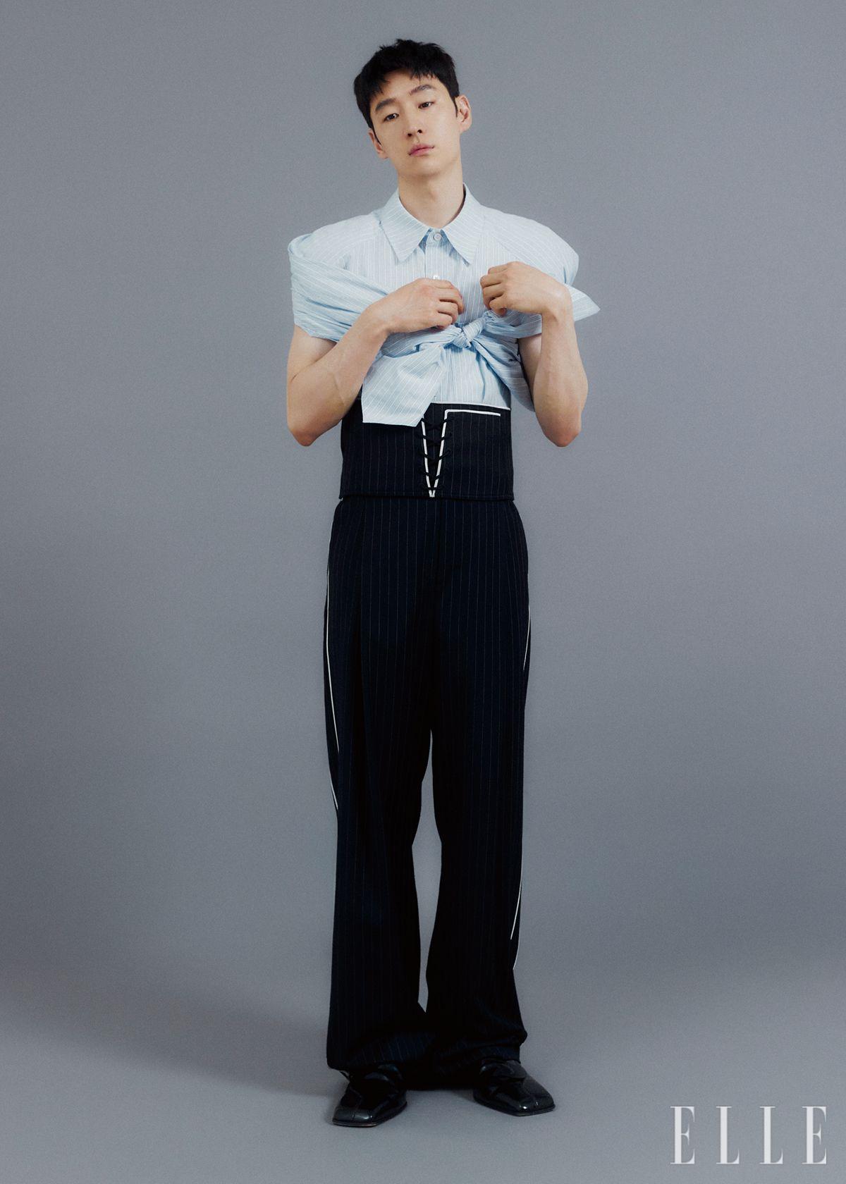 블루 스트라이프 슬리브리스 셔츠와 블랙 라인 와이드 팬츠, 커머밴드는 모두 Wooyoungmi. 블랙 사각 페이턴트 슈즈는 Bottega Veneta. 