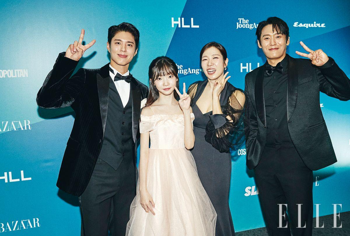 올봄에 공개돼 뜨거운 사랑을 받은 <폭싹 속았수다> 팀. 올해 백상 8개 부문 후보에 오르며, 최다 노미네이트를 기록했다. 카메라를 향해 반갑게 포즈를 취한 박보검, 김태연, 염혜란, 최대훈. 방송 부문 남녀조연상을 수상한 염혜란· 최대훈 배우를 비롯해 드라마 작품상, 극본상의 영광 역시 <폭싹 속았수다>에게 돌아갔다.