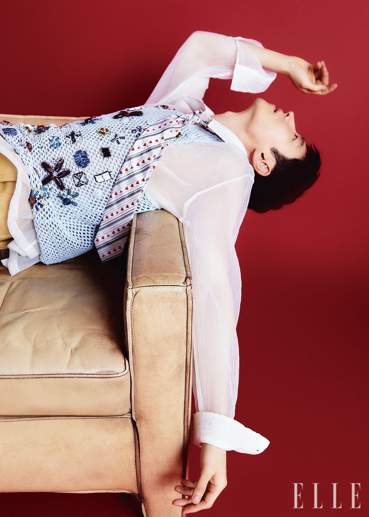 블루 스톤 메시 톱은 Kenzo. 베이지 와이드 팬츠는 Acne Studios. 하트 패턴의 타이는 Vivienne Westwood. 화이트 시스루 셔츠는 스타일리스트 소장품. 
