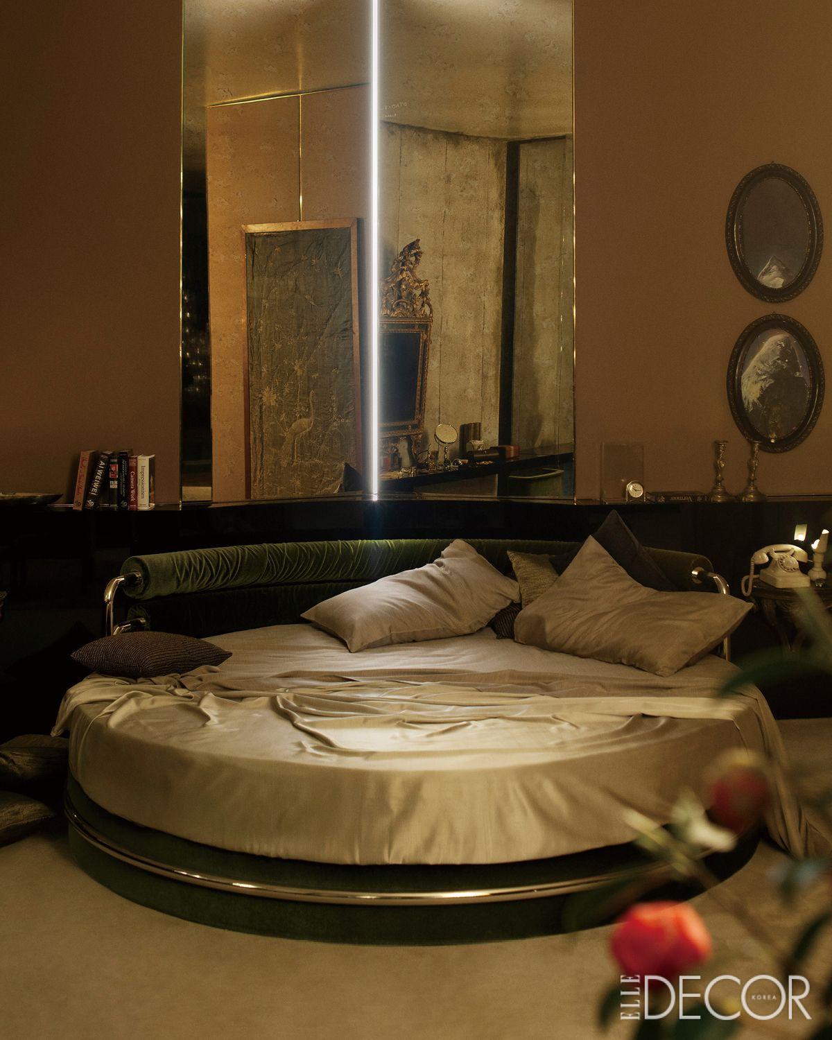 2025 밀란 디자인 위크에 전시된 로로피아나의 몰입형 프리젠테이션 <La Prima Notte Di Quiete>.